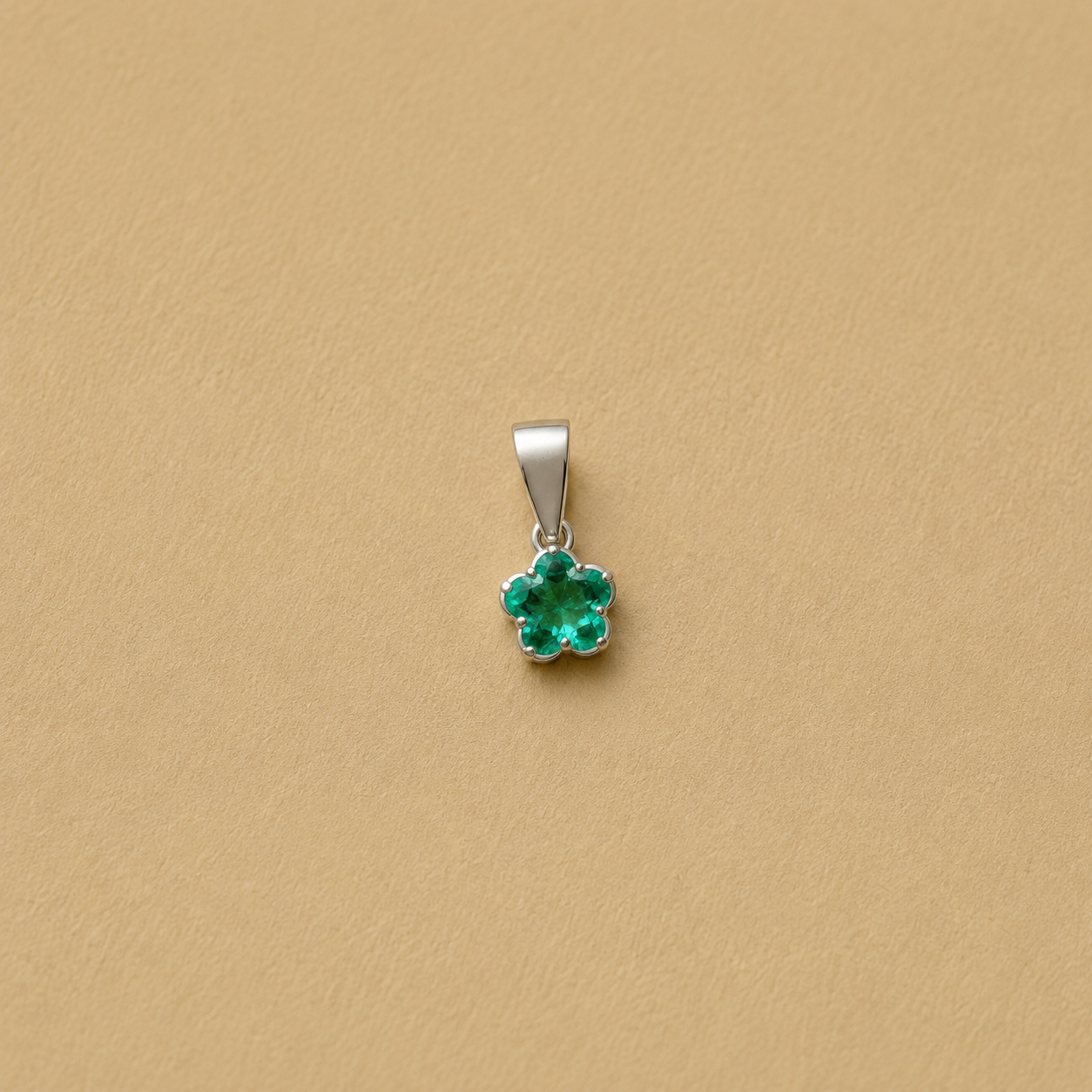 Dije Flor Verde con Circón